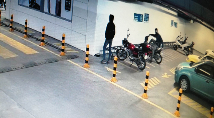 Motosiklet hırsızları önce kameralara, sonra polise yakalandı